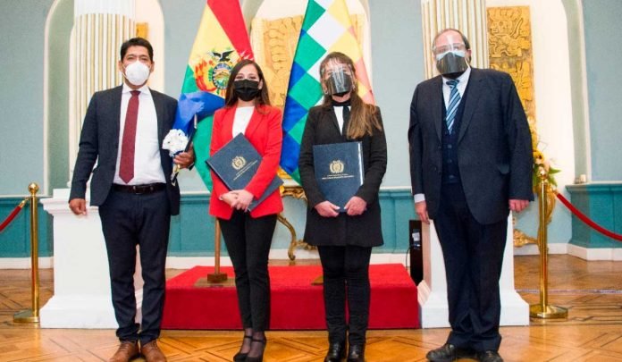 Los nuevos embajadores de Bolivia. Foto: Cancillería.