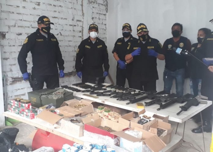 efectivos de la policia en peru